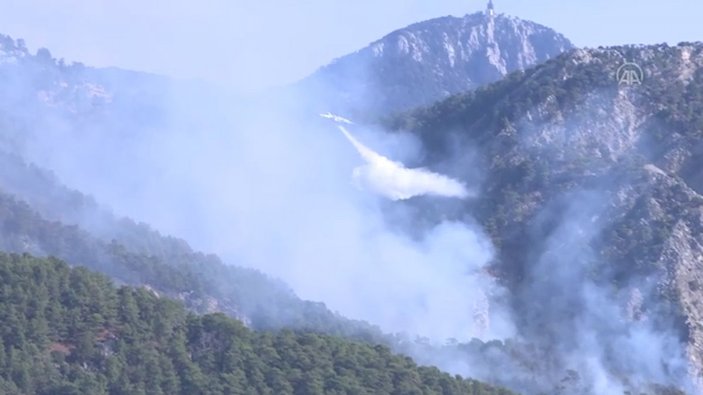 Antalya’da turistler, ‘yangın manzaralı’ fotoğraflar çektirdi