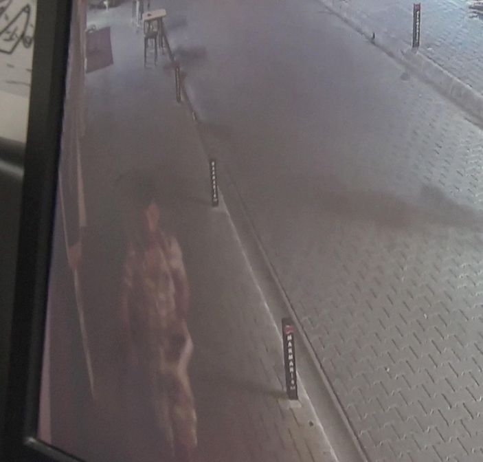 d Muğla’da, dükkanın önündeki mama kaplarını çaldı