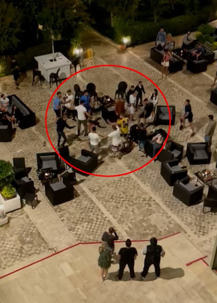 Antalya’da, Rus ve İngiliz turistler arasındaki 'kız arkadaşıma baktın' kavgası kamerada