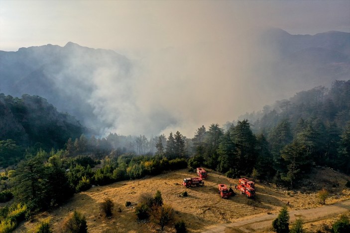 Kemer'deki orman yangını söndürüldü
