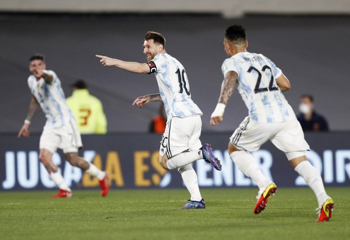 Küçük Arjantinli taraftarın Messi pankartı