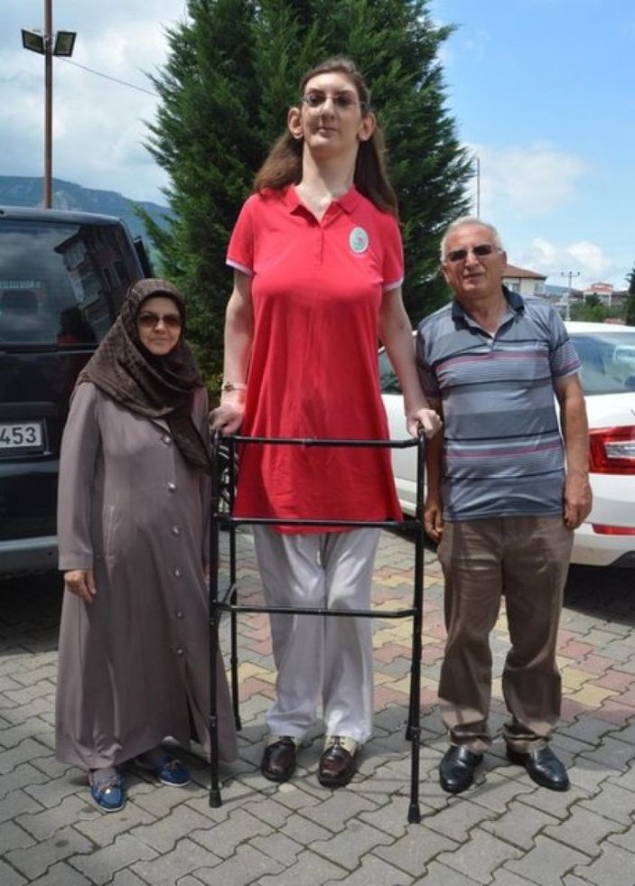 Dünyanın en uzun boylu kadını Rümeysa Gelgi Guinness Rekorlar Kitabı'nda