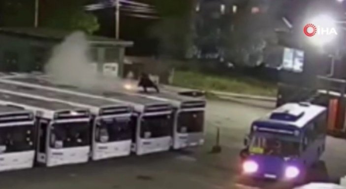 Rusya'da havai fişek otobüsün üstüne düştü