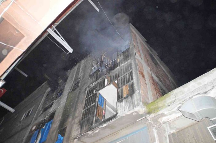 Bayrampaşa'da iş yeri alev alev yandı