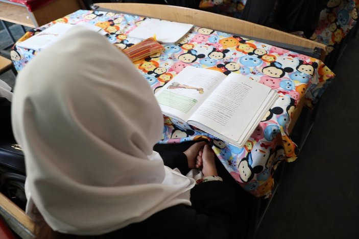 Afganistan’da kız öğrencilerin lise eğitimi aldıkları tek yer: Mezar-ı Şerif