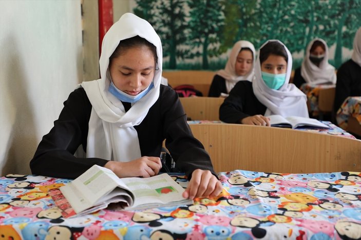 Afganistan’da kız öğrencilerin lise eğitimi aldıkları tek yer: Mezar-ı Şerif