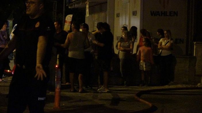 i Antalya'da bir evde başlayan yangın tüm binayı sardı