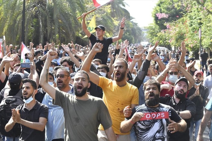 Beyrut'taki patlama soruşturması protesto edilince sokaklar karıştı