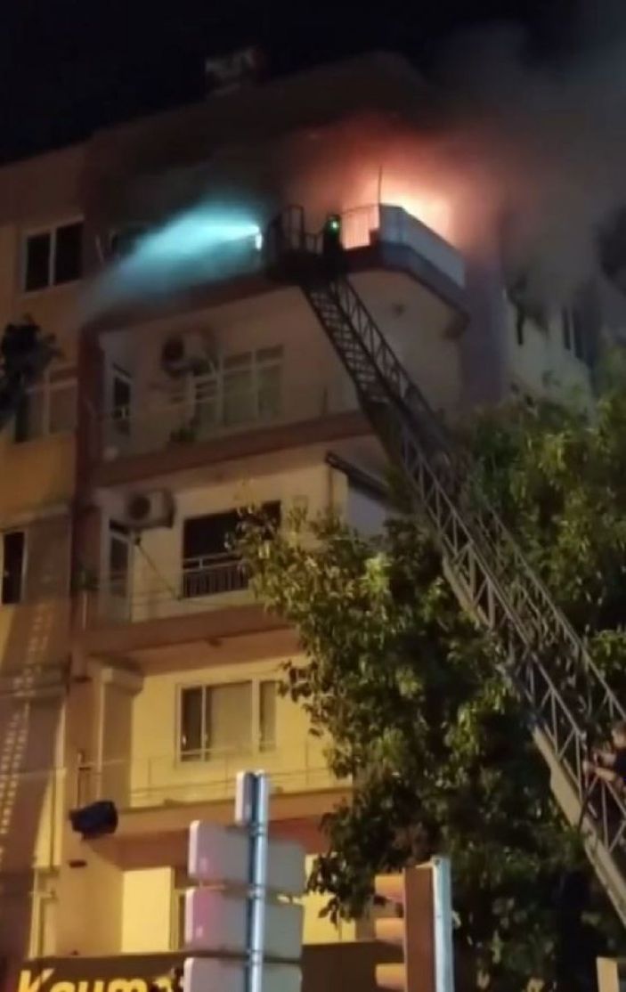 i Antalya'da bir evde başlayan yangın tüm binayı sardı