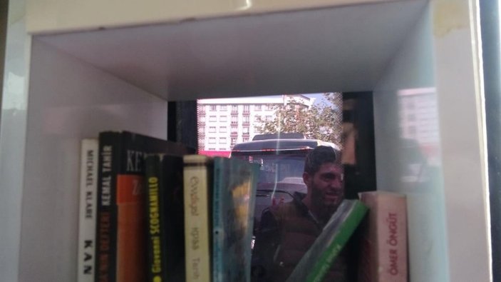Van'da minibüs şoförü, aracında kitaplık oluşturdu