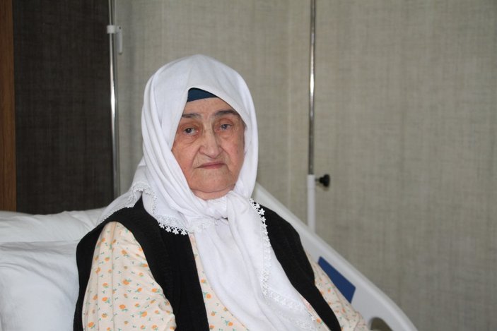 Elazığ’da çift doz aşı olan 89 yaşındaki Firdevs Nine, koronayı hafif geçirdi