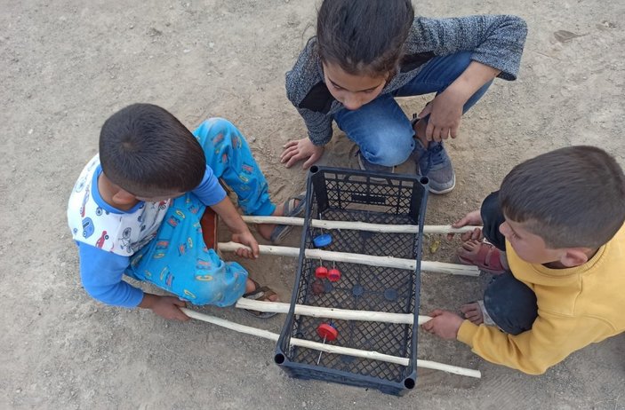 Elazığ'da çocuklar için meyve kasasından langırt yapıldı