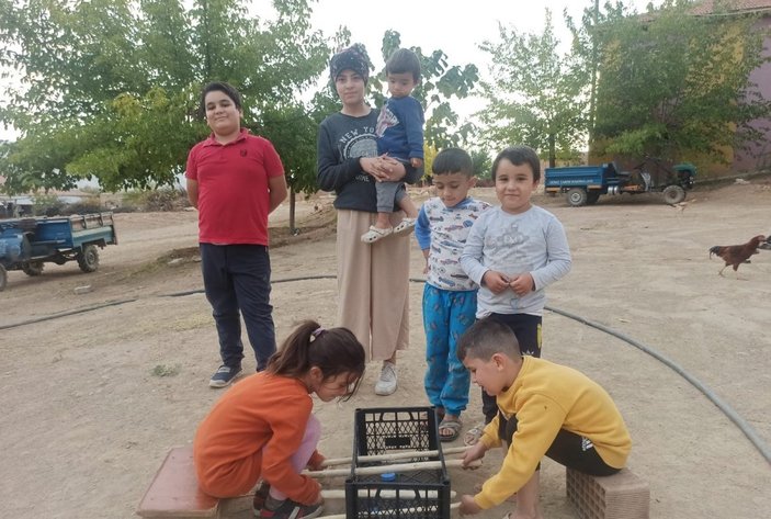 Elazığ'da çocuklar için meyve kasasından langırt yapıldı