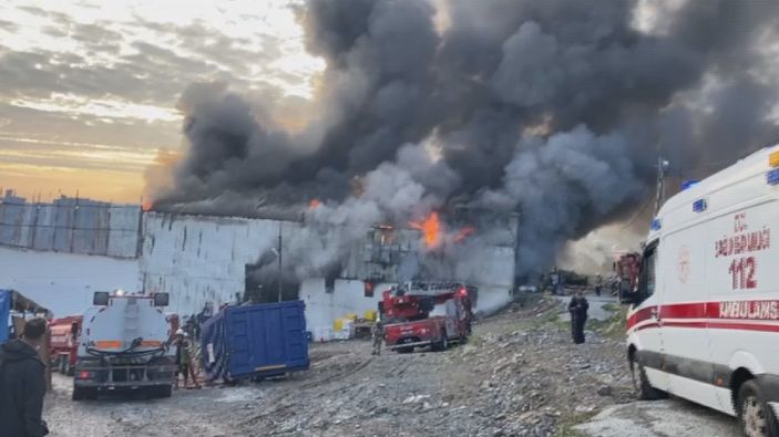d Avcılar'da geri dönüşüm tesisinde yangın