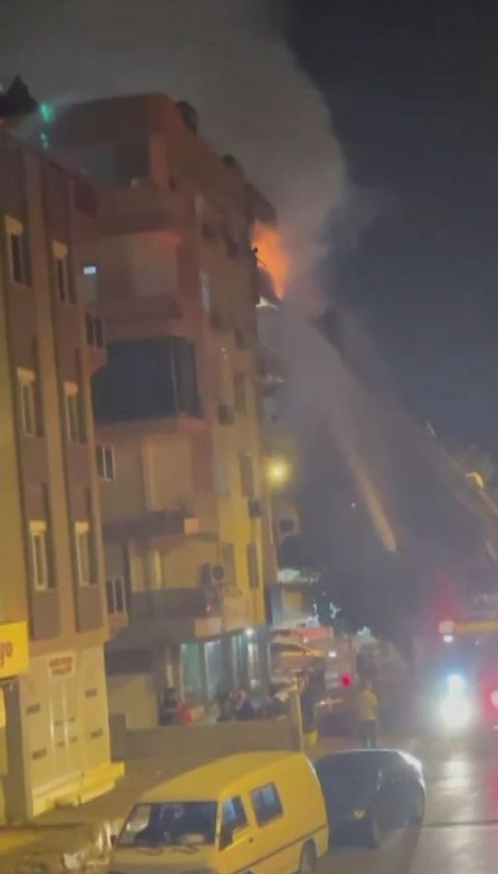 i Antalya'da bir evde başlayan yangın tüm binayı sardı