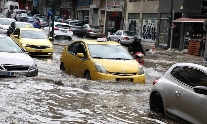 Yunanistan'ın başkenti Atina'da sel