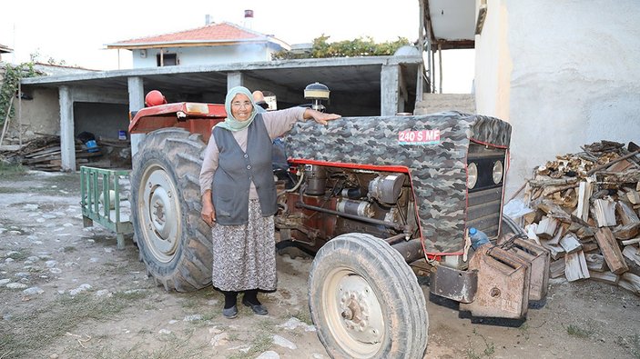 Ankara'da 74 yaşındaki eşini kaybettikten sonra bahçe işleriyle kendisi uğraşıyor