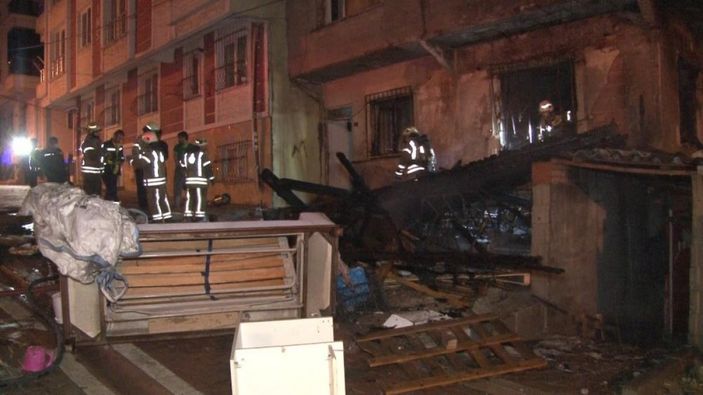Esenyurt'ta doğalgaz patlaması nedeni ile iki daire alevlere teslim oldu