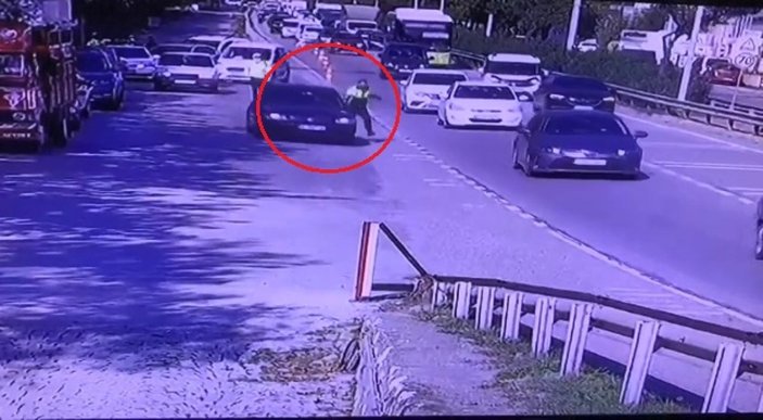 Kocaeli'de trafik polisi, kaçan sürücünün aracıyla sürüklendi