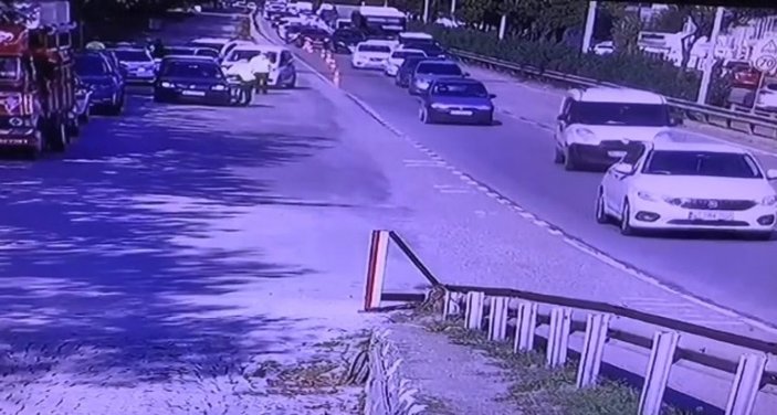Kocaeli'de trafik polisi, kaçan sürücünün aracıyla sürüklendi