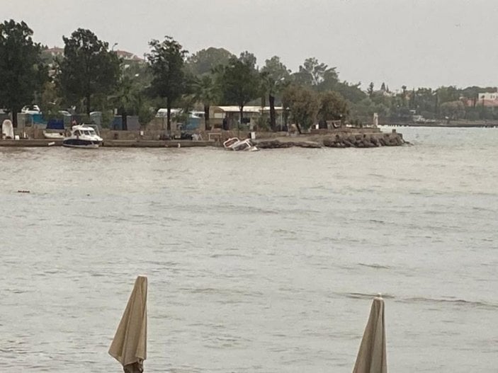 Muğla'da fırtına sonucu lüks tekne battı