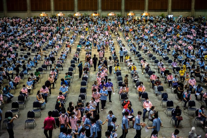Tayland'da öğrencilere koronavirüs aşısı yapıldı
