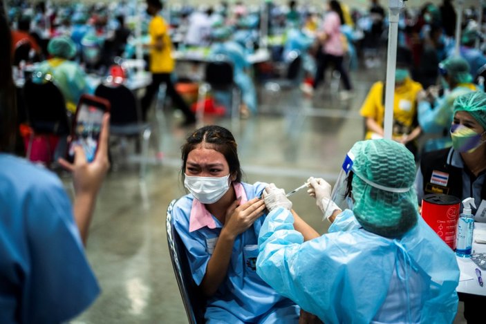 Tayland'da öğrencilere koronavirüs aşısı yapıldı