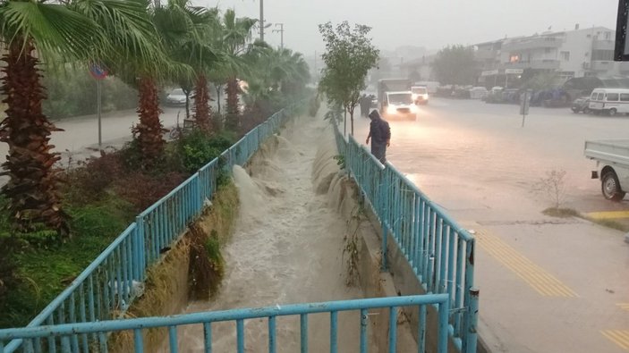 İzmir'i sağanak vurdu