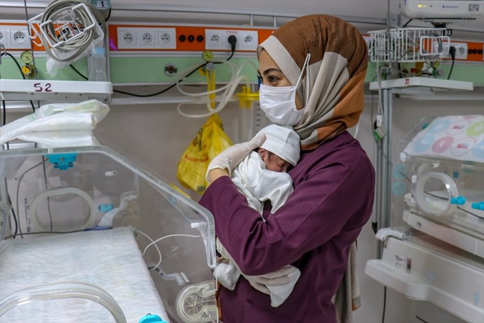 Van'da kovid-19'dan ölen 6 aylık hamile annenin bebeğiyle sağlık çalışanları ilgileniyor