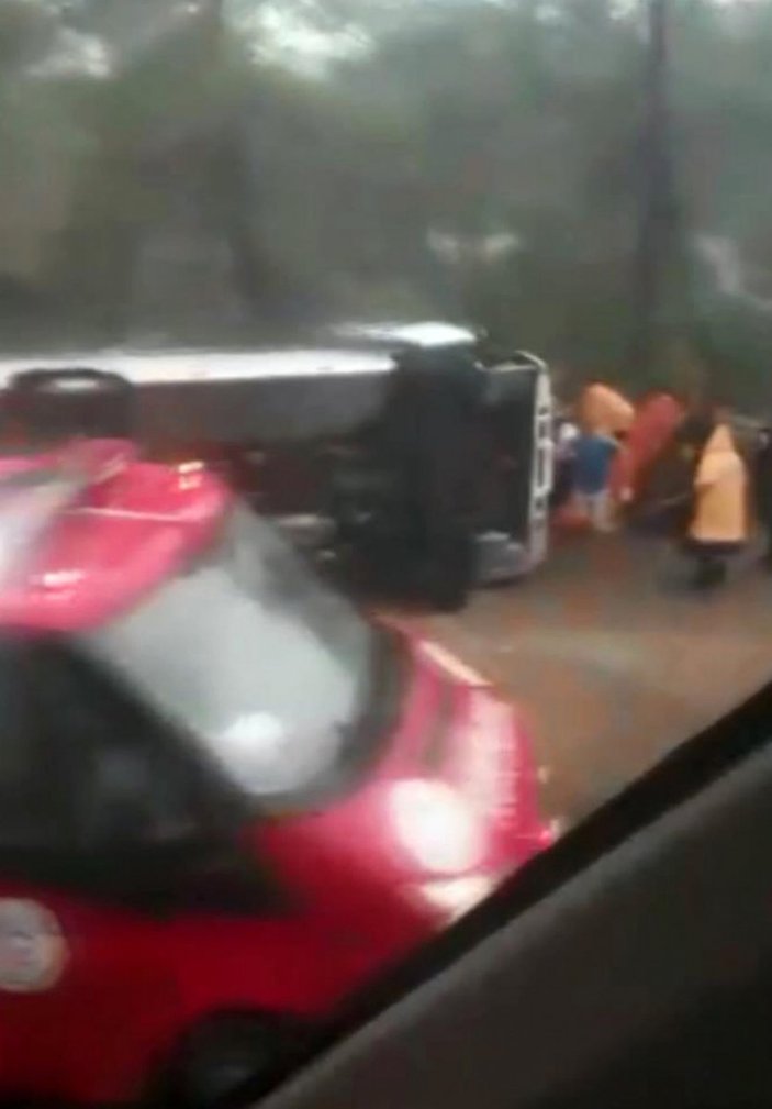Antalya'da kayganlaşan yol kazaya neden oldu: 8 yaralı