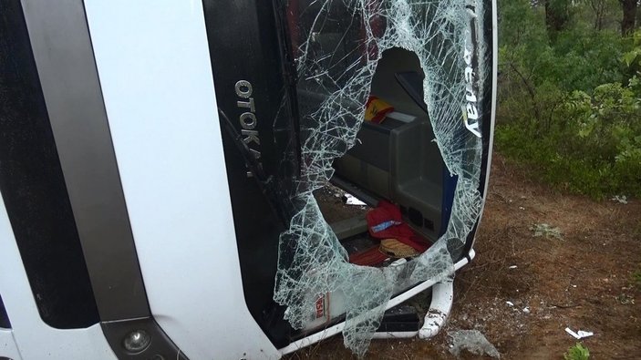 Antalya'da kayganlaşan yol kazaya neden oldu: 8 yaralı