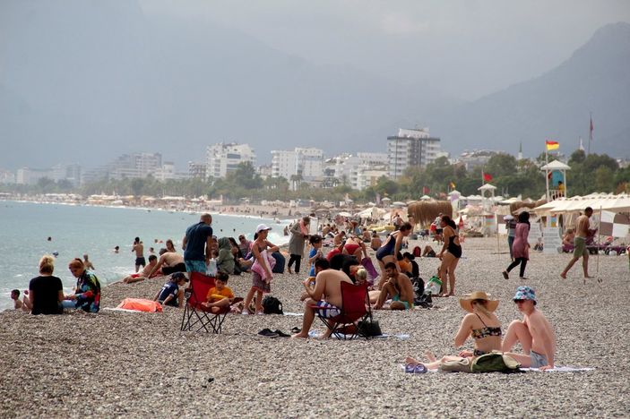 i Konyaaltı Sahili'nde ekimde deniz keyfi