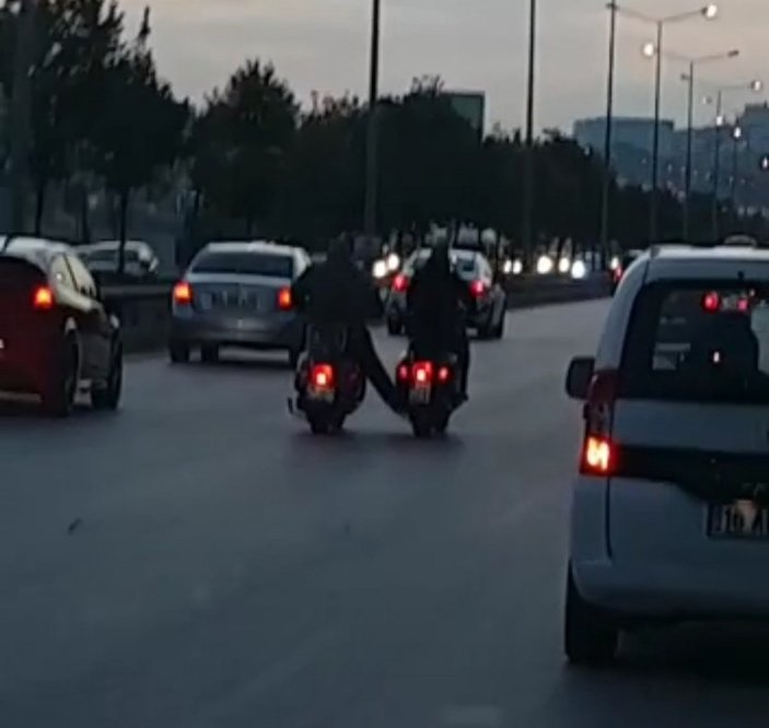 Bursa’da iki motosikletinin tehlikeli oyunu