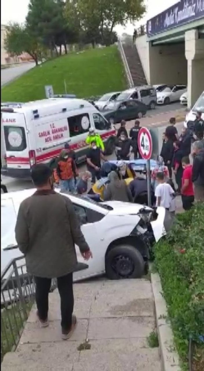 Çekmeköy'de bir ticari araç, kaldırımdaki 3 kişiye çarptı