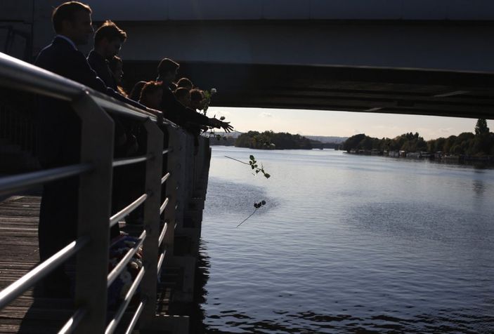 Emmanuel Macron, yüzlerce Cezayirlinin öldürüldüğü katliamın anma töreninde