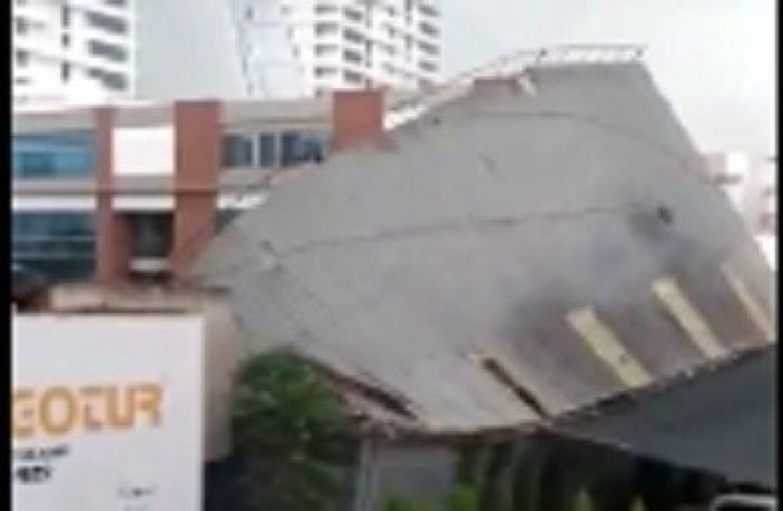 İzmir'de fırtına çatıyı uçurdu