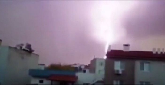 İzmir'de fırtına çatıyı uçurdu