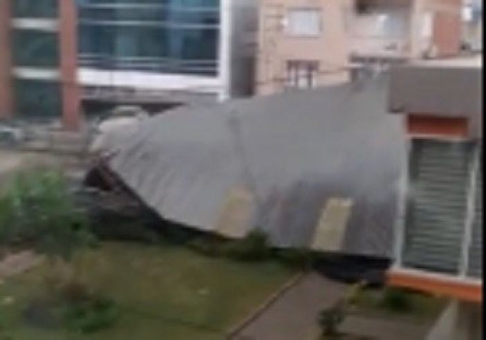 İzmir'de fırtına çatıyı uçurdu