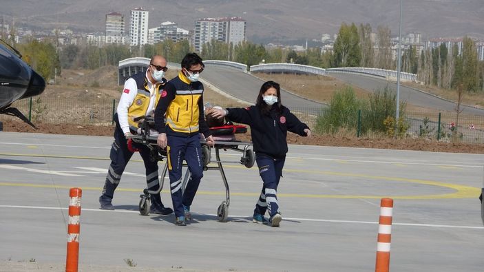 Sivas'ta uçuruma giden traktörden atladı