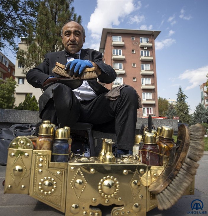 Ankara'da 45 yıldır takım elbisesi ve papyonuyla ayakkabıları parlatıyor