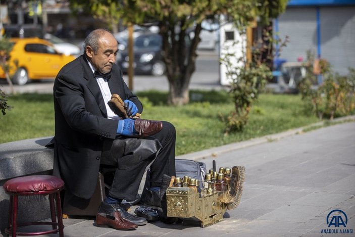 Ankara'da 45 yıldır takım elbisesi ve papyonuyla ayakkabıları parlatıyor