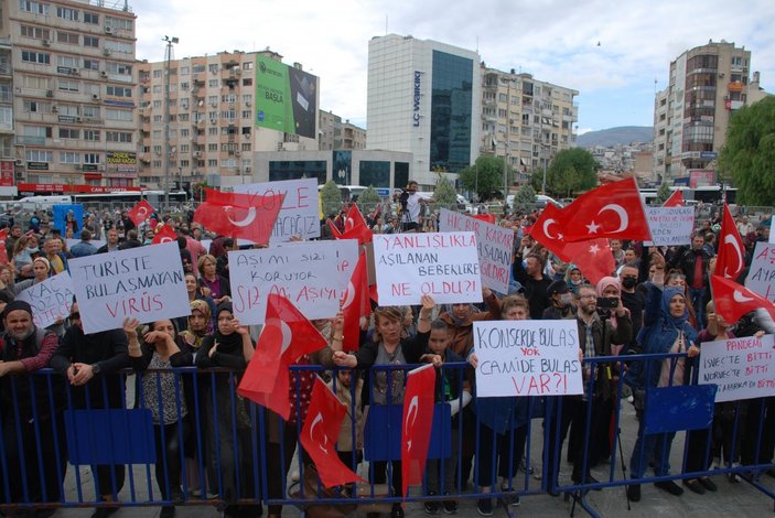 İzmir’de, aşı karşıtları miting düzenledi
