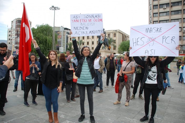 İzmir’de, aşı karşıtları miting düzenledi