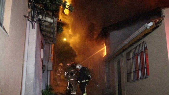 Bursa'da iki katlı binada yangın çıktı