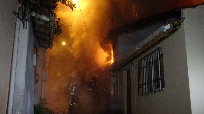 Bursa'da iki katlı binada yangın çıktı