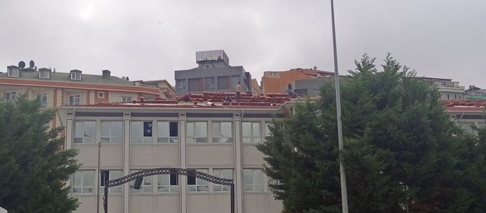 i Kağıthane'deki okul çatısından öğrencilerin olduğu bahçeye kiremit atıldı