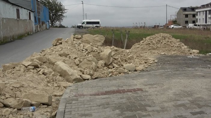 Arnavutköy’de hafriyat kamyonu, mahalle içinde kaçak döküm yaptı
