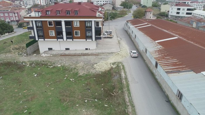 Arnavutköy’de hafriyat kamyonu, mahalle içinde kaçak döküm yaptı
