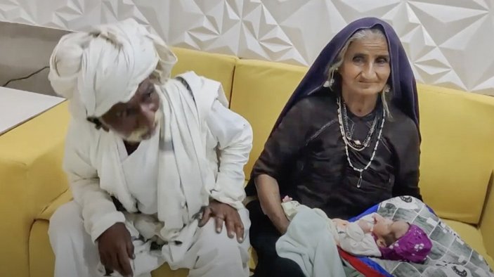 Hint kadın ilk bebeğini 70 yaşında kucağına aldı