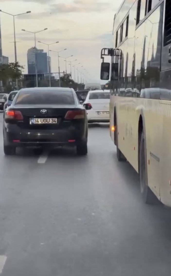 Kadıköy’deki şerit kavgasında, İETT şoförü otomobile tekme attı